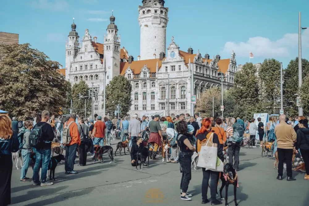 Eine Menschenmenge auf dem Wilhelm-Leuschner-Platz mit den Rathaus von Leipzig im Hintergrund